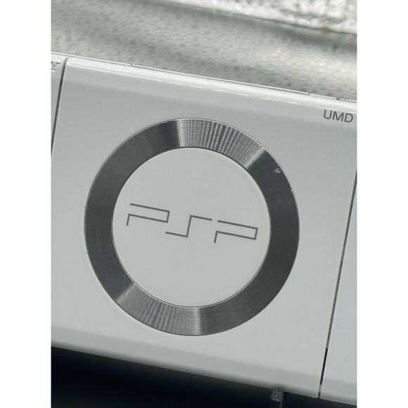 White psp 2000 w/charger & new battery no drive noise - Picture 6 of 8